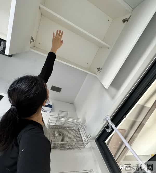 厨房吊柜“正退出”中国家庭?看看年轻人的做法,高级又实用