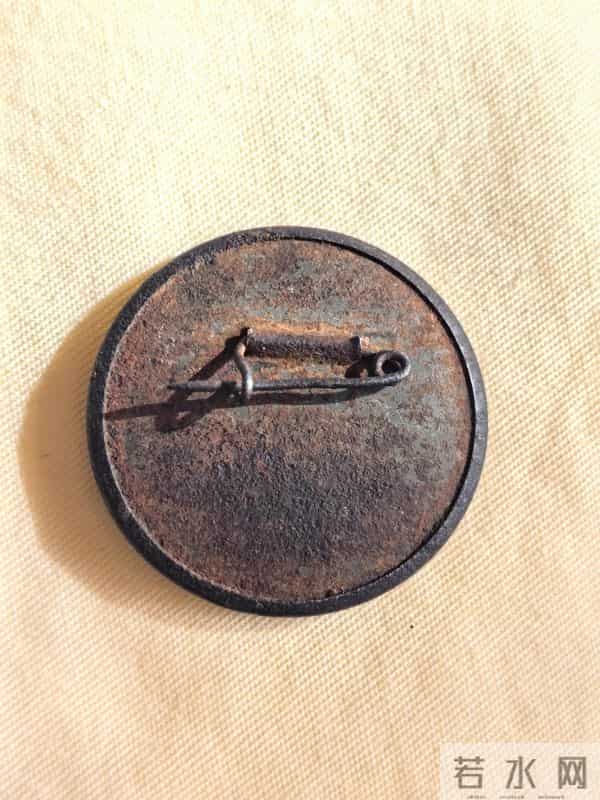 老爸说这是他最珍贵的建国前的像章