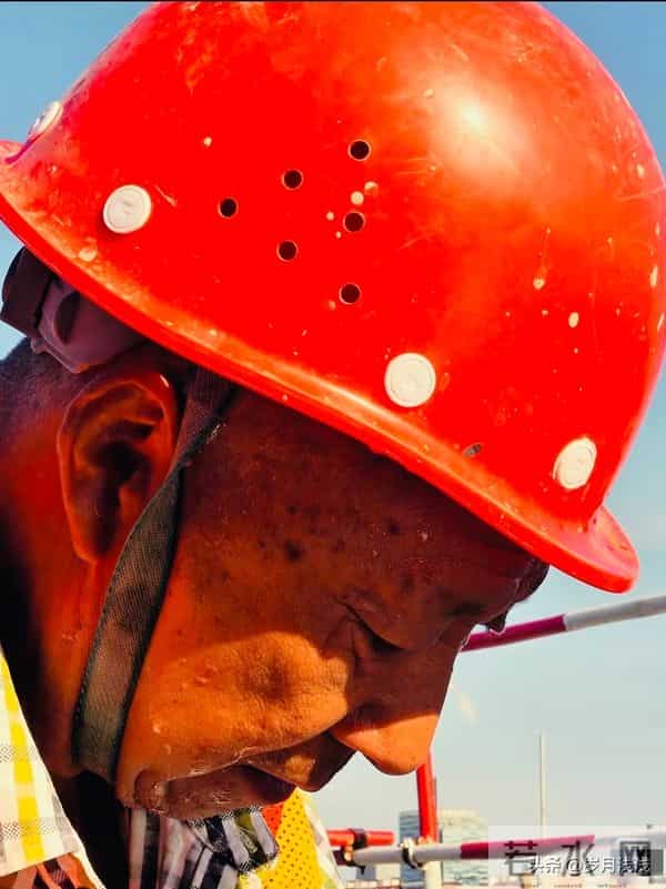 泪目了!农民工大叔在餐厅吃完饭,用纸巾将坐过的椅子,擦干净!