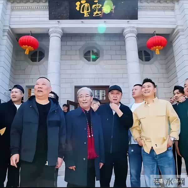 各凭本事吃饭!郭德纲师兄哭诉相声园子倒闭,德云社凭啥一家独大