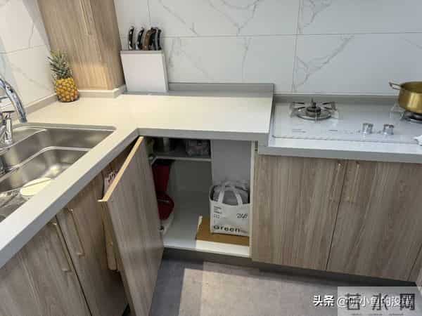 厨房吊柜正被年轻人抛弃？5个替代方案，收纳实用还显大