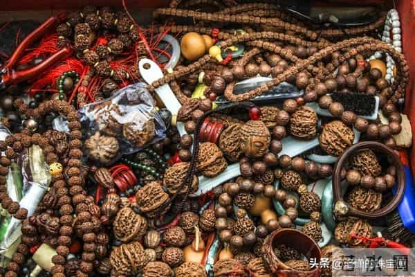 8种公认被严重高估的文玩手串：量大说稀缺，本低价高，名不副实
