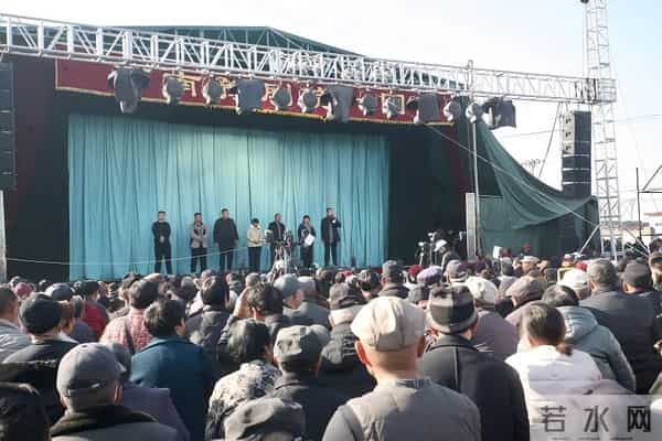 纪念母亲去世20周年,河南一老板请乡亲连看三天豫剧,现场观众爆满还管饭,剧团负责人:有戏迷从百公里外赶来