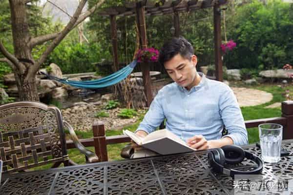 一定要大量读书：长脑子最快的方法就是狂读政治、经济、历史的书