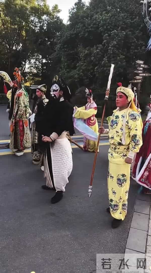 西北秦腔炸场上海!安万剧院一天刷爆3大地标,非遗碰撞魔都,绝