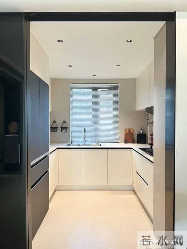 厨房吊柜正被年轻人抛弃？5个替代方案，收纳实用还显大