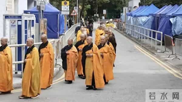 12月2号是香港宏福苑遇难者头七,约有20位法师入场,现场设祭坛