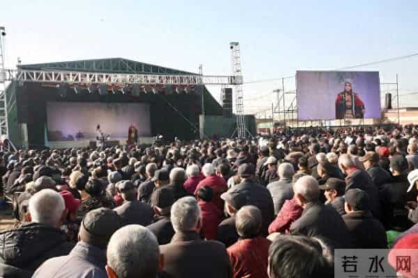 纪念母亲去世20周年,河南一老板请乡亲连看三天豫剧,现场观众爆满还管饭,剧团负责人:有戏迷从百公里外赶来