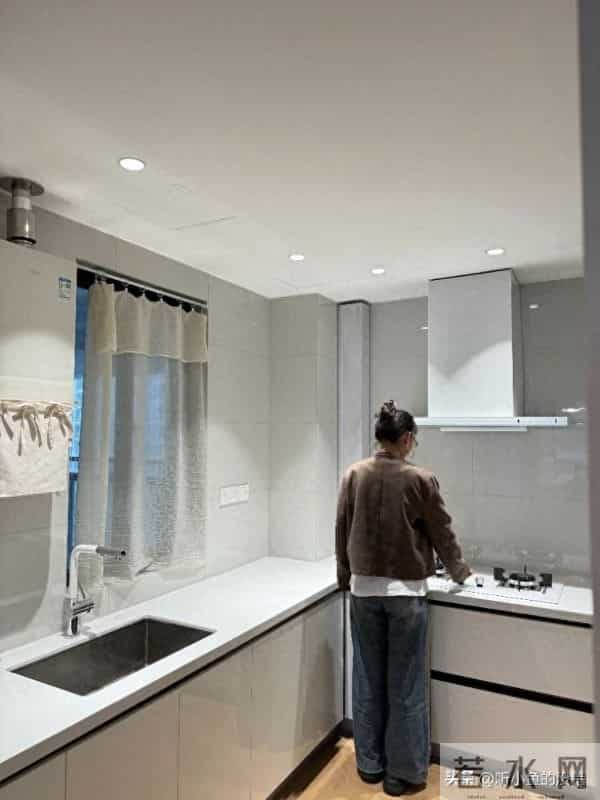 厨房吊柜正被年轻人抛弃？5个替代方案，收纳实用还显大