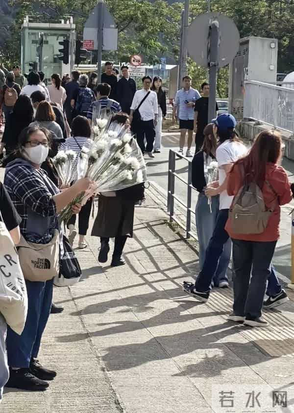 12月2号是香港宏福苑遇难者头七,约有20位法师入场,现场设祭坛