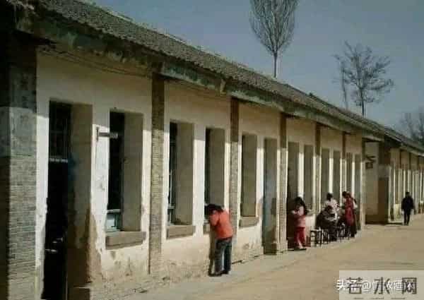 90年我在乡下教书，学生爹去世，得知他家情况，从此我多了个儿子