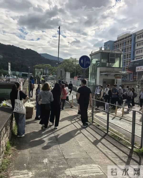 12月2号是香港宏福苑遇难者头七,约有20位法师入场,现场设祭坛