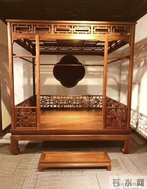 玄学提醒:夫妻睡觉,丈夫不要睡靠近门的那侧,床头必须靠南北墙