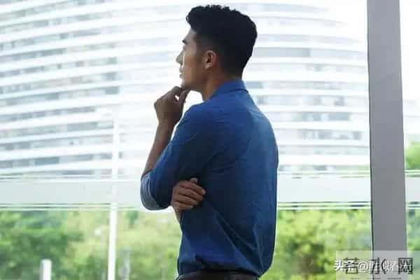 一定要大量读书：长脑子最快的方法就是狂读政治、经济、历史的书