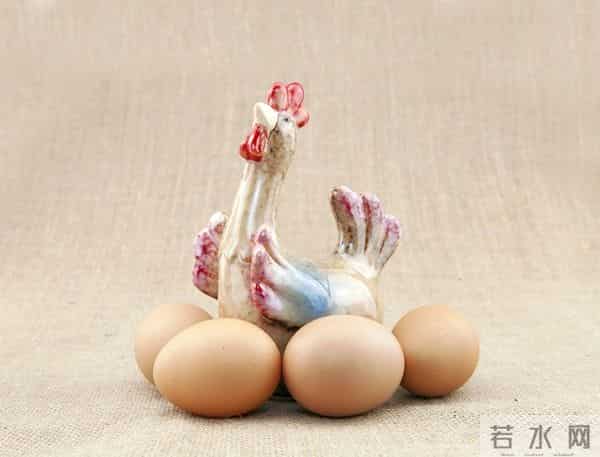 年底了。“外傻内精”的生肖鸡,别被表象骗 了!