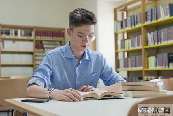 一定要大量读书：长脑子最快的方法就是狂读政治、经济、历史的书