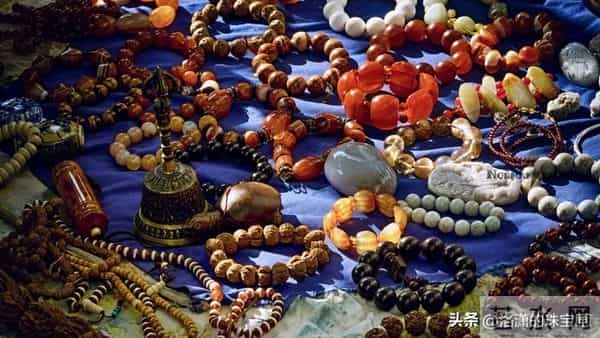8种公认被严重高估的文玩手串：量大说稀缺，本低价高，名不副实