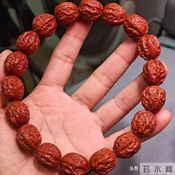 8种公认被严重高估的文玩手串：量大说稀缺，本低价高，名不副实