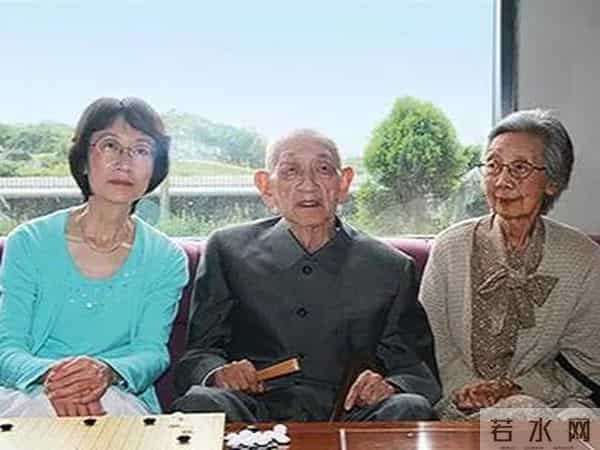 日本若狂背而驰罗素，死可惜，罗素是诺贝尔获奖者