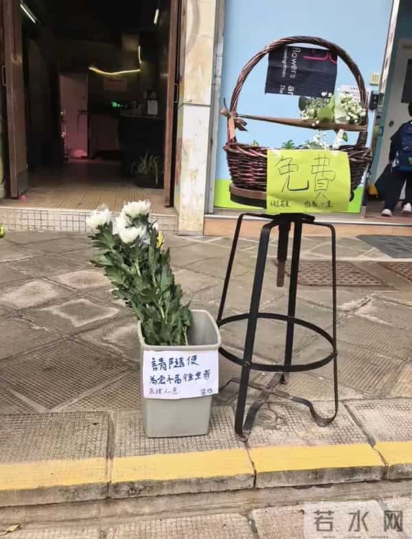 12月2号是香港宏福苑遇难者头七,约有20位法师入场,现场设祭坛