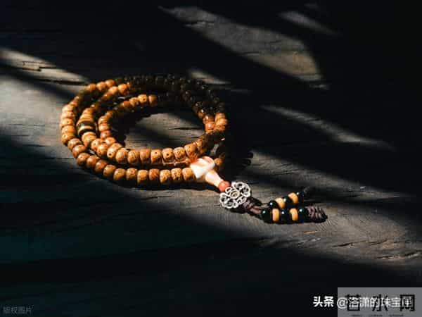 8种公认被严重高估的文玩手串：量大说稀缺，本低价高，名不副实