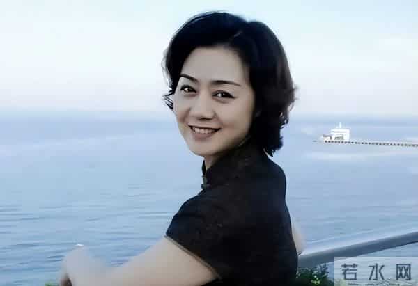 万万没想到,未婚未育的李胜素,如今在59岁活成了人生赢家