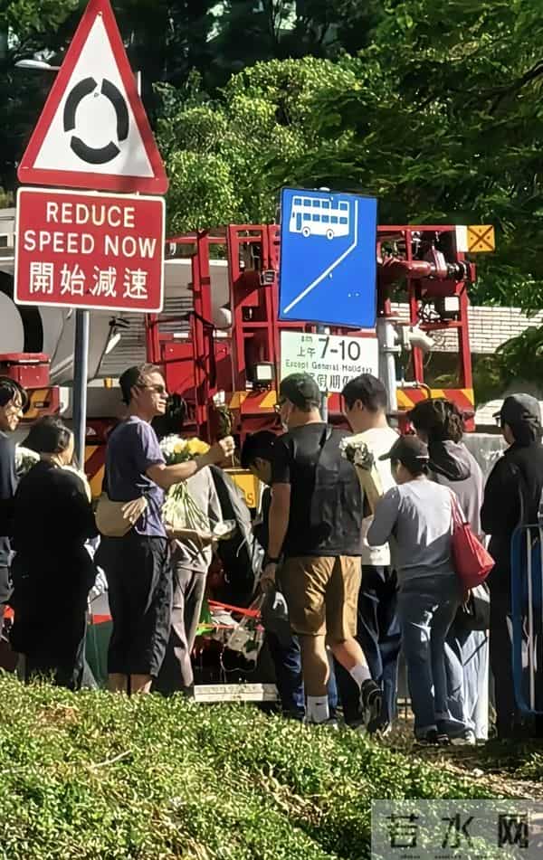 12月2号是香港宏福苑遇难者头七,约有20位法师入场,现场设祭坛