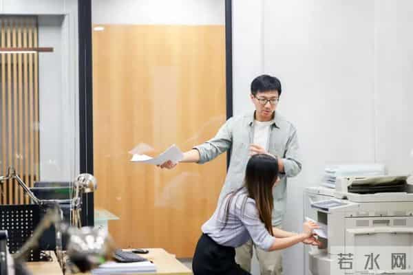 晚熟的年轻人，正在拼命熬过上班第一年