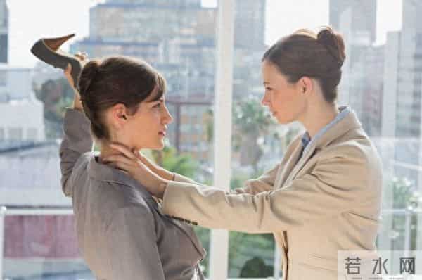 公司把怀孕2个月的女员工炒了，闹得不可开交，最后公司大出血