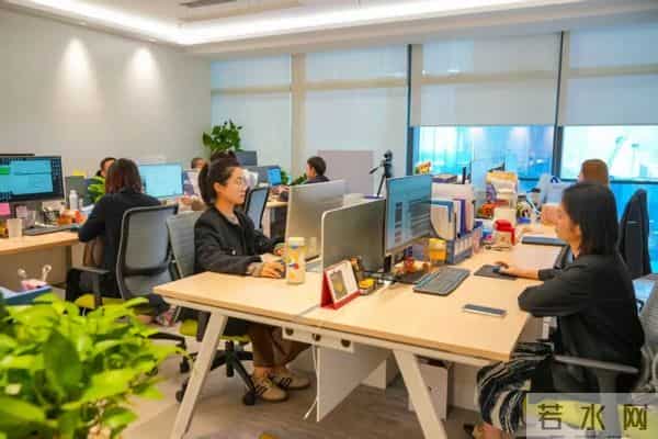 晚熟的年轻人，正在拼命熬过上班第一年