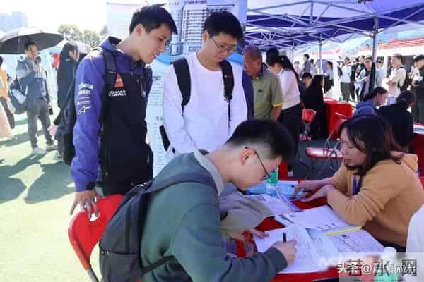 广东医学生招聘会，岗位多得挑花眼，基层抢人真下血本
