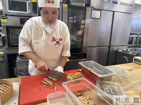 西贝装摄像头，员工累到冒汗，顾客却说这钱花得值