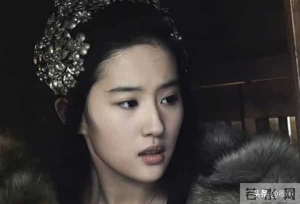 执扇定乾坤：当刘亦菲化身诸葛亮，全女版三国为何引爆全网？