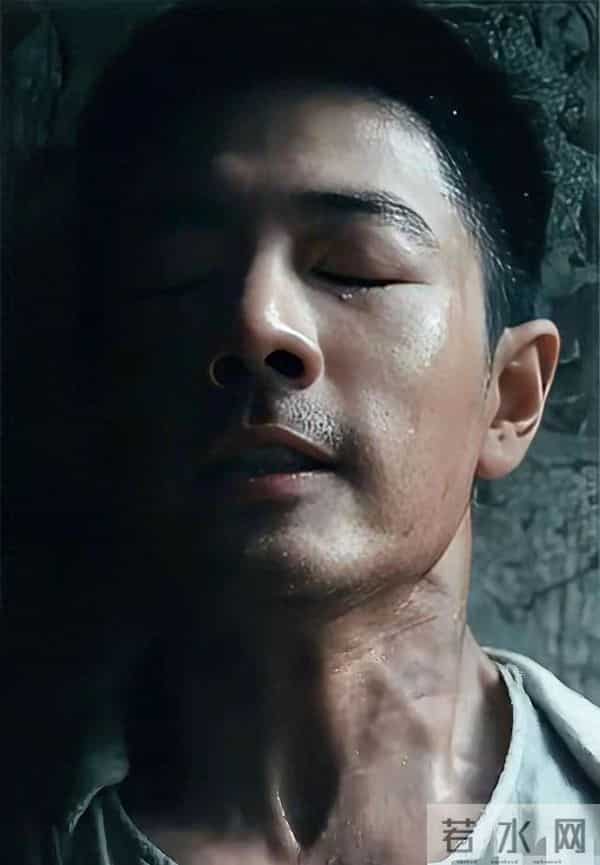 顶流明星为艺术献身晒黑毁容，正午阳光新剧颠覆形象引热议