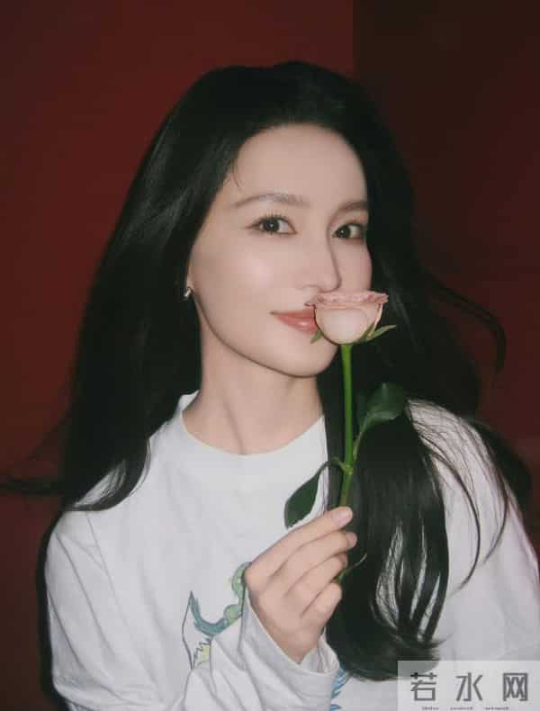 捧花照片网络炸锅，新剧花语传情桥段，演技精湛征服观众