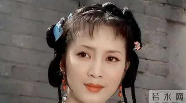 她长得漂亮，演技好，父母却一个瘫痪，一个截肢，丈夫将她宠成宝