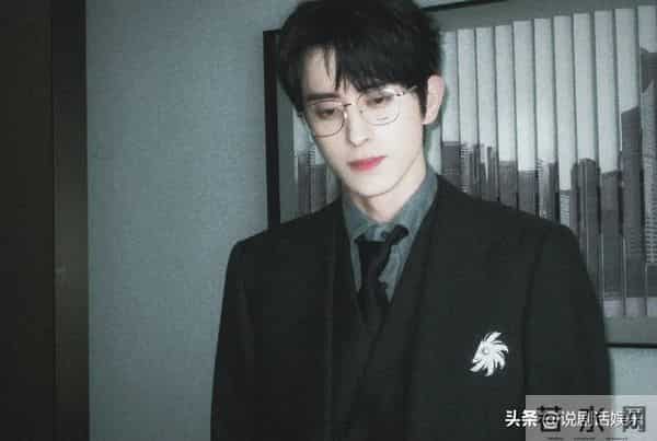 热搜破3亿!《不二之臣》官宣阵容引骂战,银发霸总成唯一慰藉?