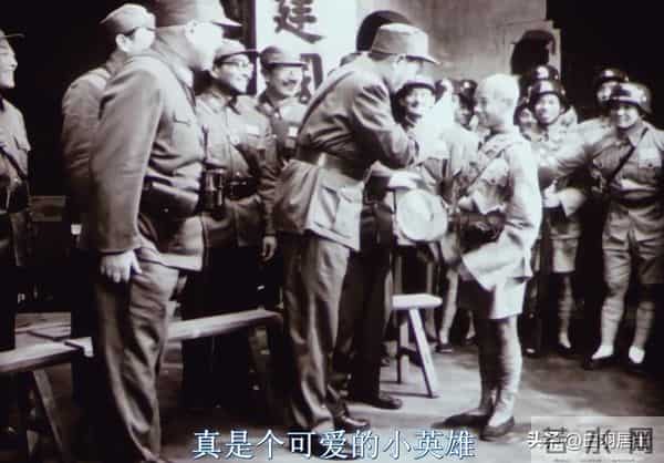 电影《三毛从军记》的荒诞，扒光了抗战时“大人物”的体面