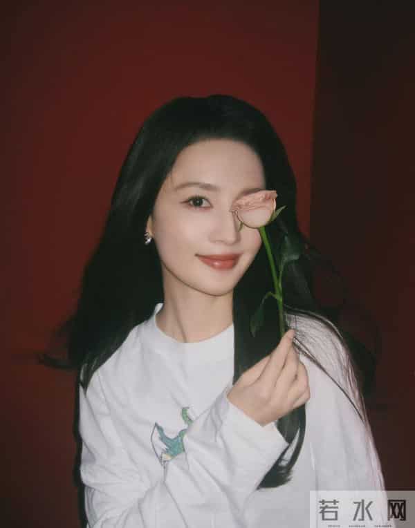 捧花照片网络炸锅，新剧花语传情桥段，演技精湛征服观众