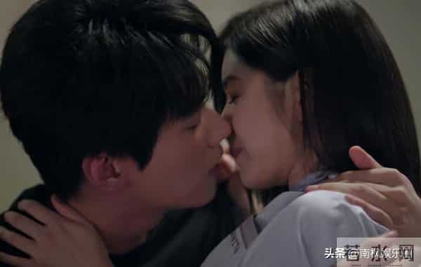 男女主从单相思到相互救赎，《狙击蝴蝶》成姐弟恋剧新标杆