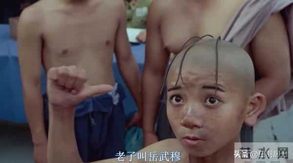 电影《三毛从军记》的荒诞，扒光了抗战时“大人物”的体面