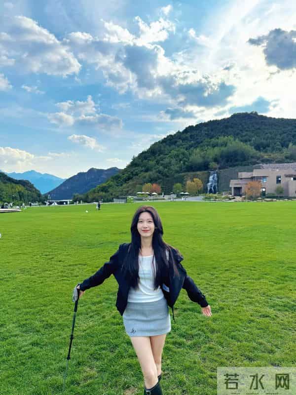 她比李纯、孙千年轻，比向涵之清纯，《大生意人》知书达理惹人爱