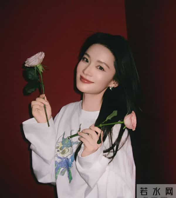 捧花照片网络炸锅，新剧花语传情桥段，演技精湛征服观众