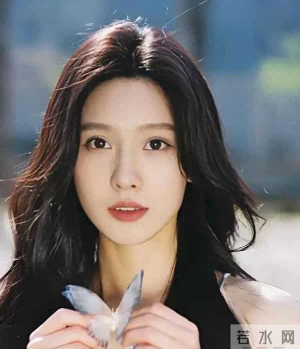 出道10年默默无闻，《大生意人》一身素衣火了，长得很清纯