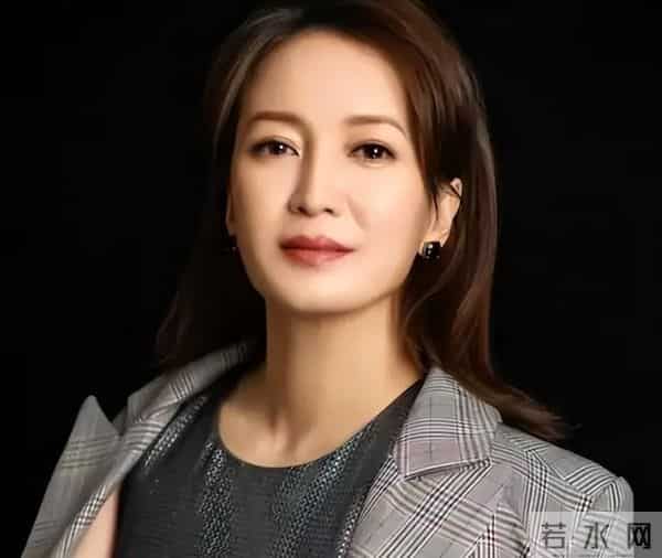 她长得漂亮，演技好，父母却一个瘫痪，一个截肢，丈夫将她宠成宝