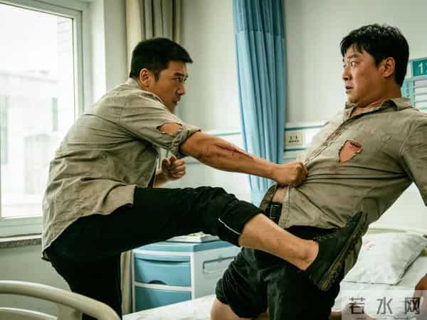 残疾出纳勇斗劫匪，救人事后反遭讹，却凭一个细节揪出真凶!