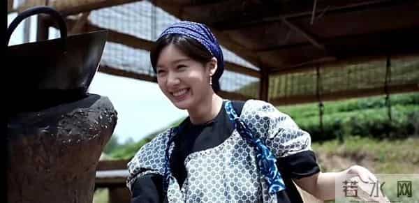 出道10年默默无闻，《大生意人》一身素衣火了，长得很清纯