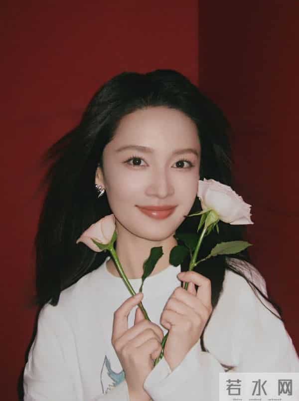 捧花照片网络炸锅，新剧花语传情桥段，演技精湛征服观众