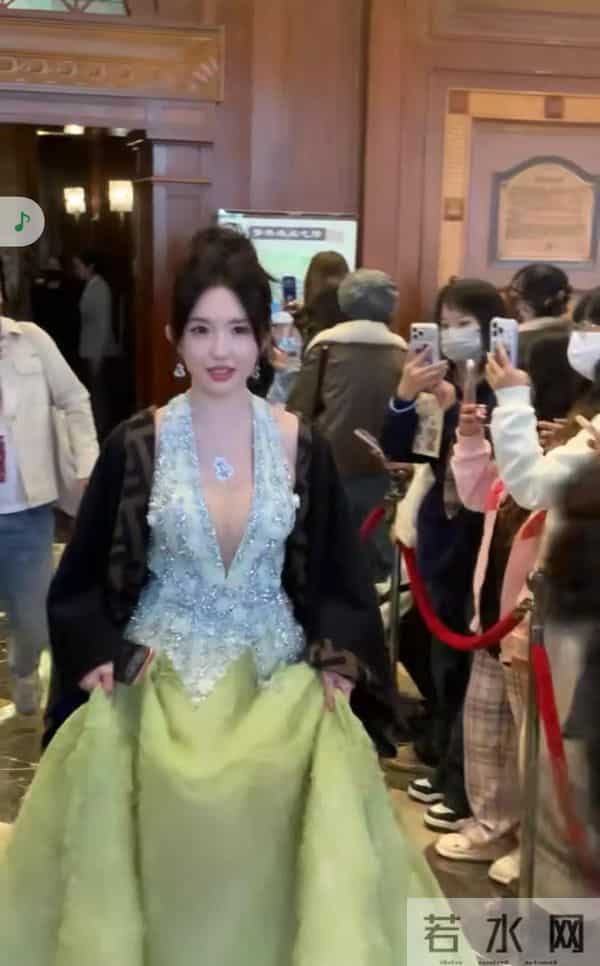 第十一届“文荣奖”揭晓！何沐蓉等青年演员亮相红毯。