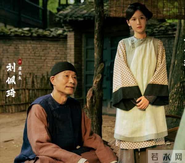 出道10年默默无闻，《大生意人》一身素衣火了，长得很清纯